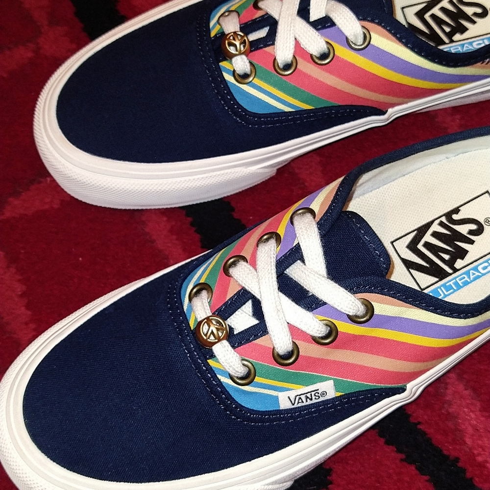 Women's VANS Size 6.5 VANS ULTRACUSH Retro STRIPED WOMENS SNEAKERS